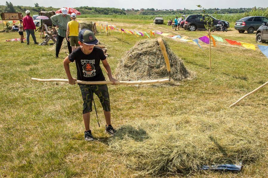А еще можно узнать, как в старину зерно отделяли от колосьев с помощью цепа