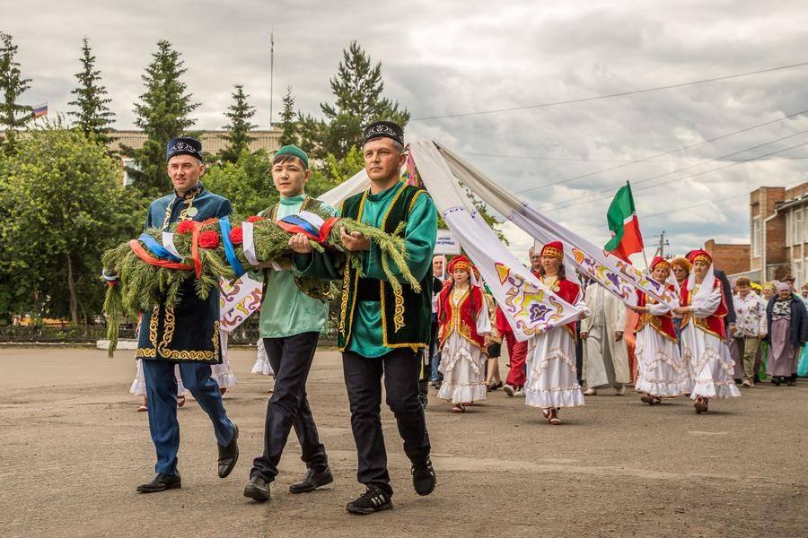 Она направляется к памятнику труженикам тыла, вдовам, детям войны