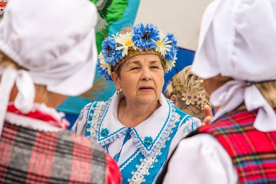 Ремесленники ведут бойкую торговлю, а среди покупателей есть и участники форума