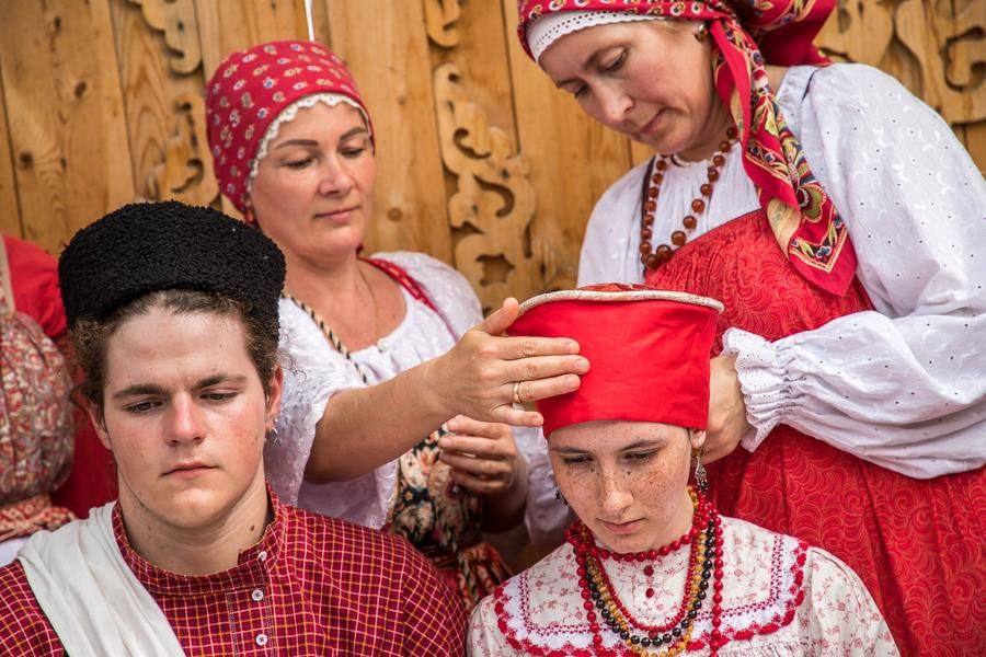 Исполняющие обряд негромко проговаривают напутствия и желают семейного счастья