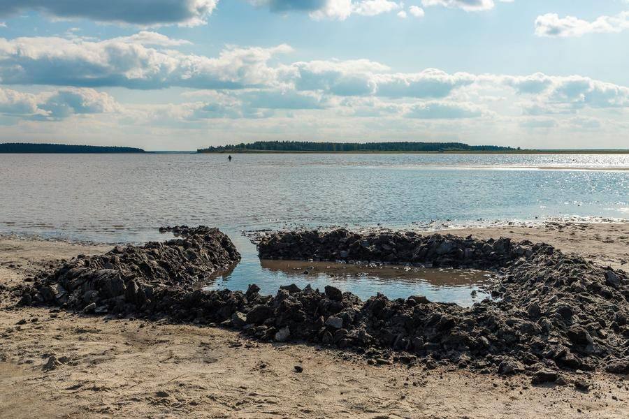 На берегу соленого озера сделаны приготовления для нескольких раундов грязевых игр