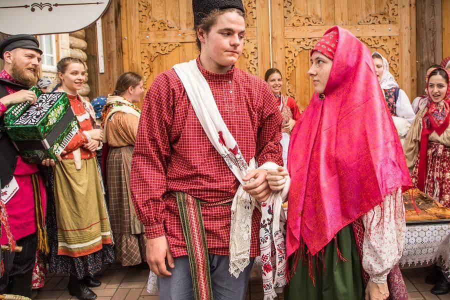 Рушник до сих пор связывает руки молодых