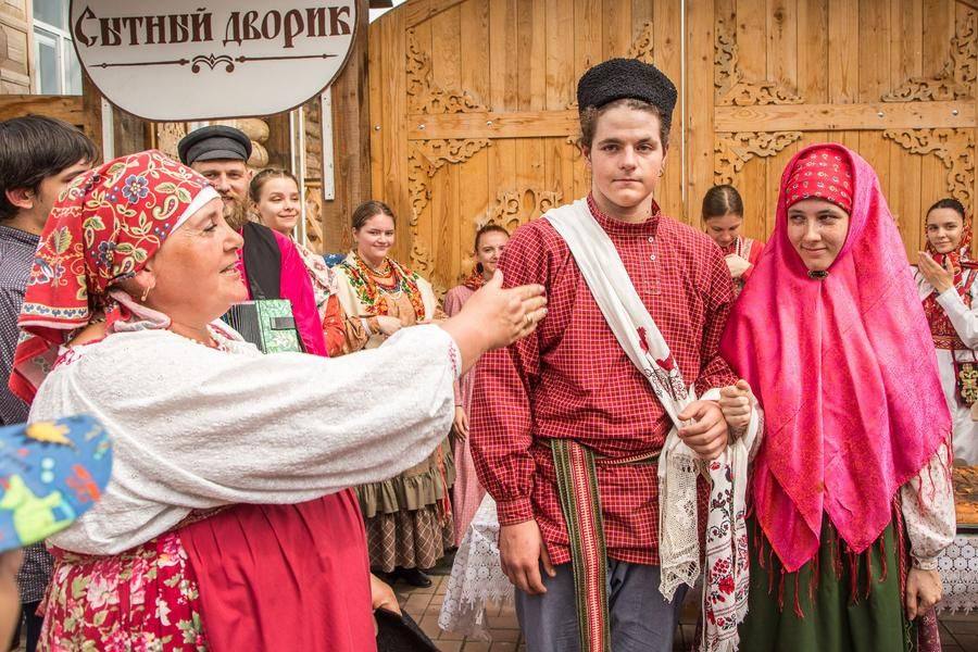 Пожалуй, только венчание в церкви осталось за пределами этой красивой реконструкции