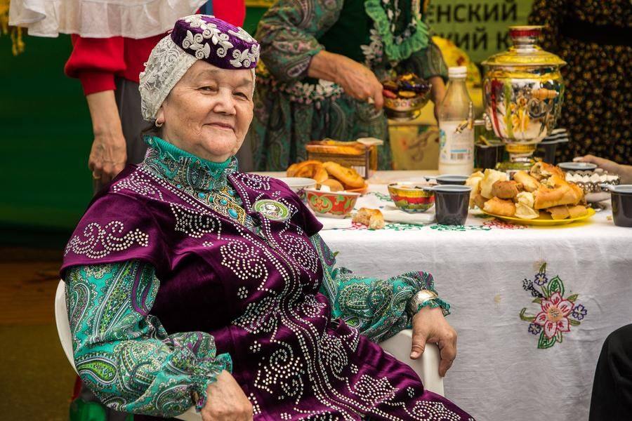 Неподалеку — татарское традиционное застолье