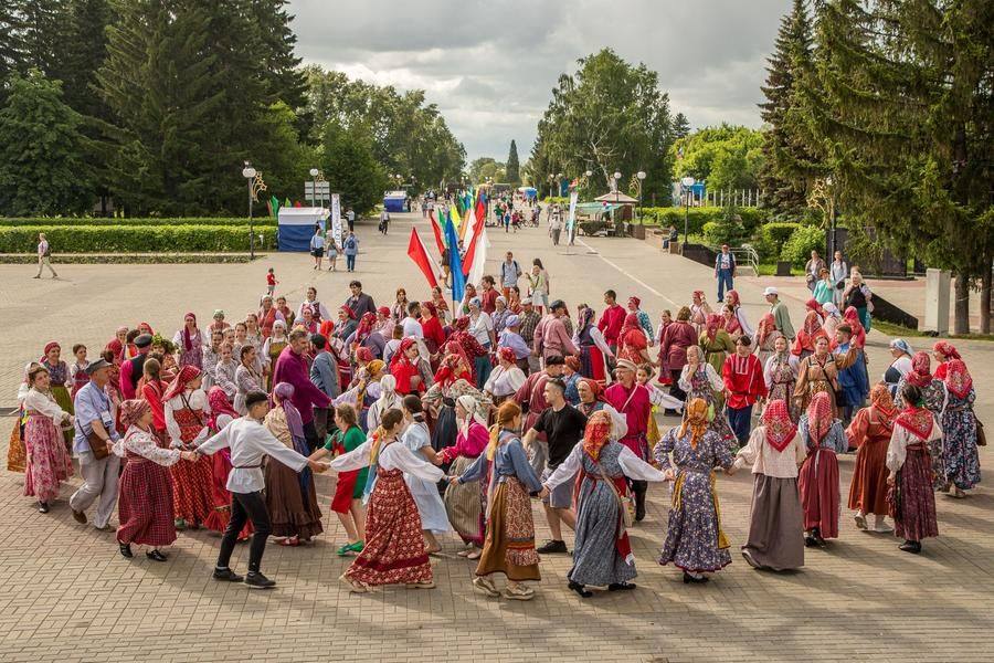 На главной площади поселка начинается репетиция Больших сибирских хороводов
