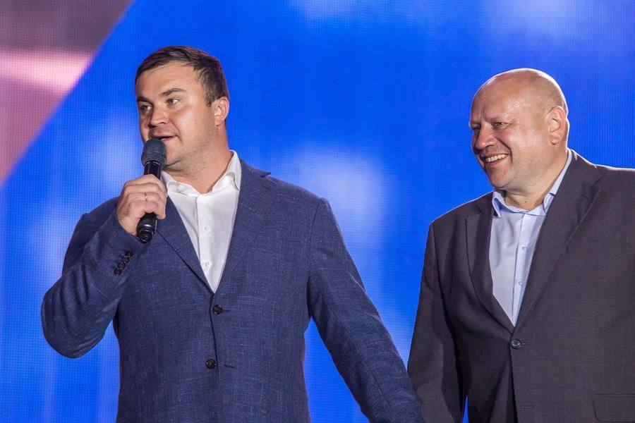 Счастья молодым людям пожелали губернатор Виталий Хоценко и мэр Сергей Шелест