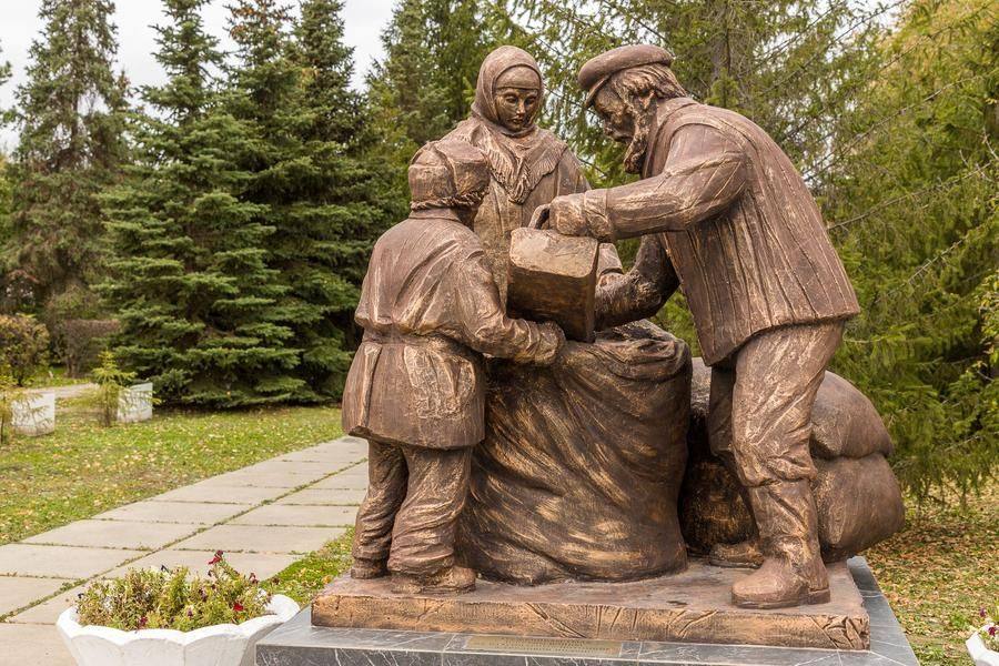 В 2020 году рядом установили памятник труженикам тыла авторства Оксаны Бойко