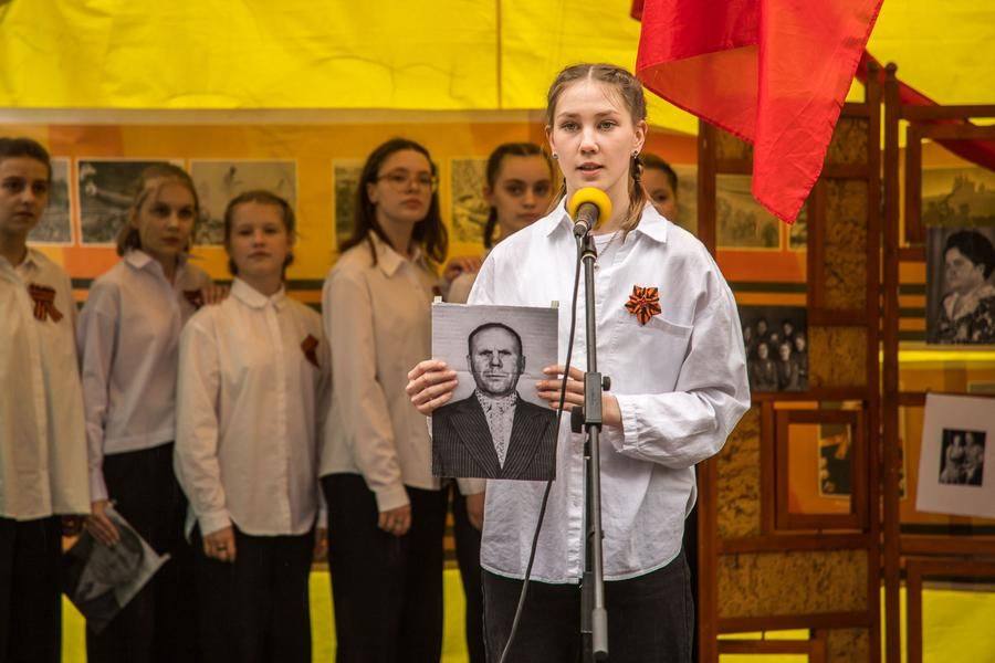 С разных сцен звучат личные семейные истории