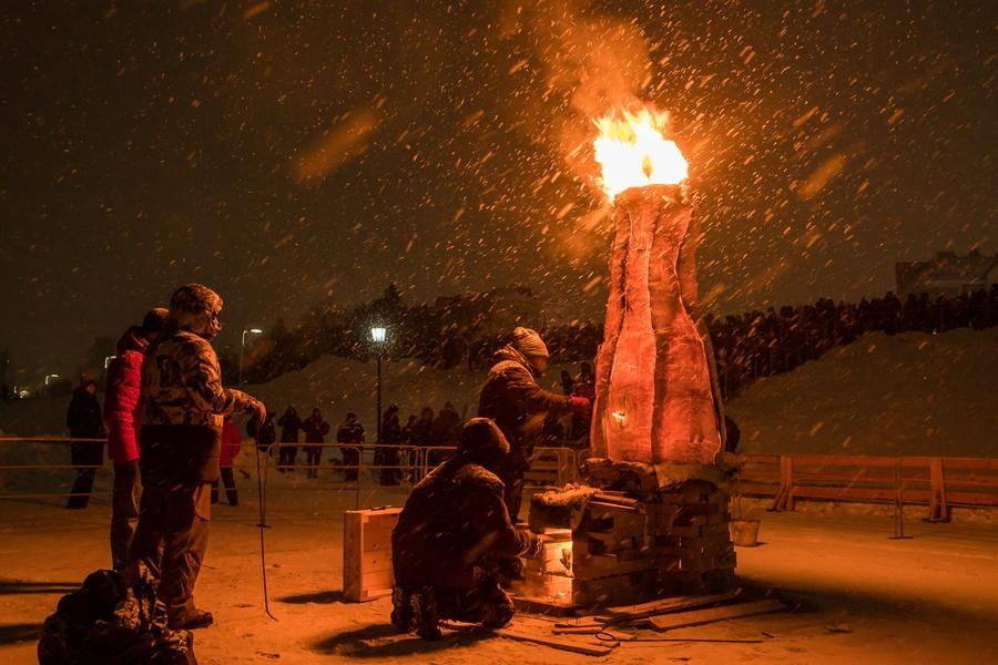 Вскоре после полуночи гости Омской крепости собираются на смотровой площадке у реки
