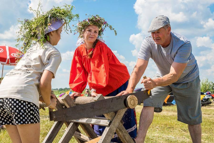 Сделанный собственноручно спил организаторы украсят символом праздника