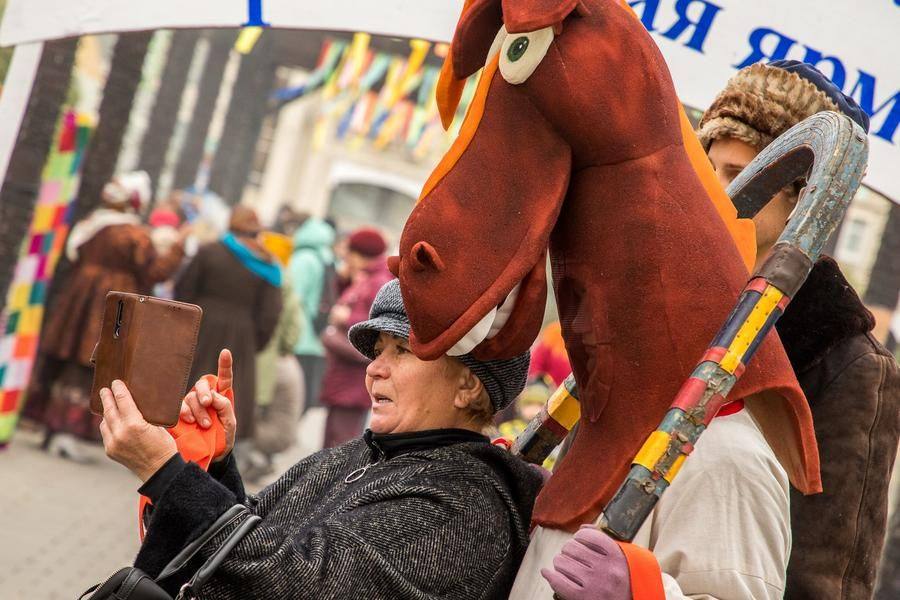 Впрочем, многие ярмарочные персонажи привлекают внимание