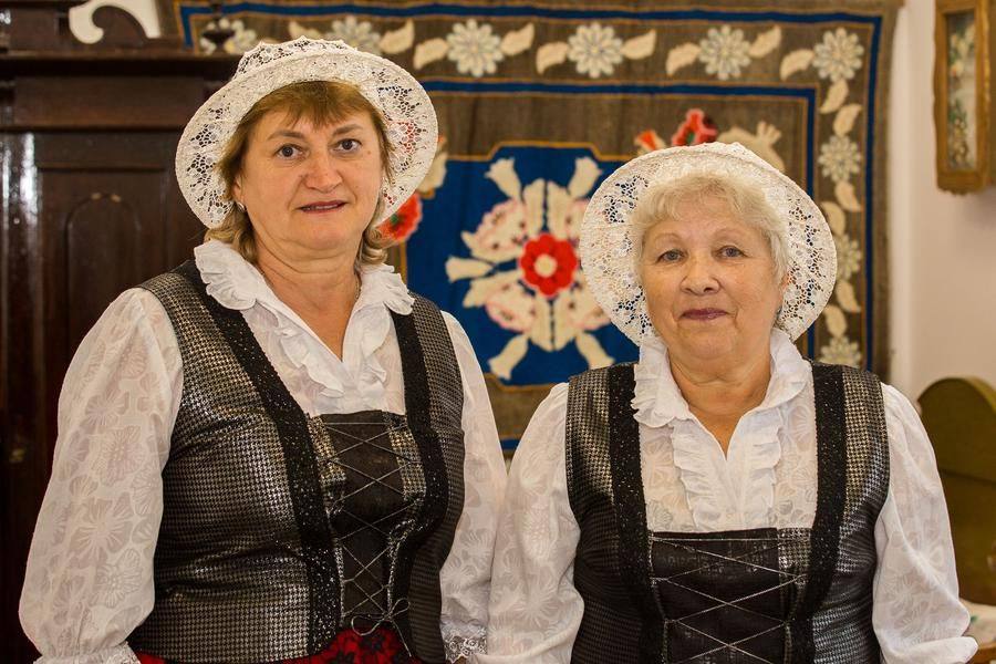 В какой-то момент появляются артисты народного вокального ансамбля Heimatland