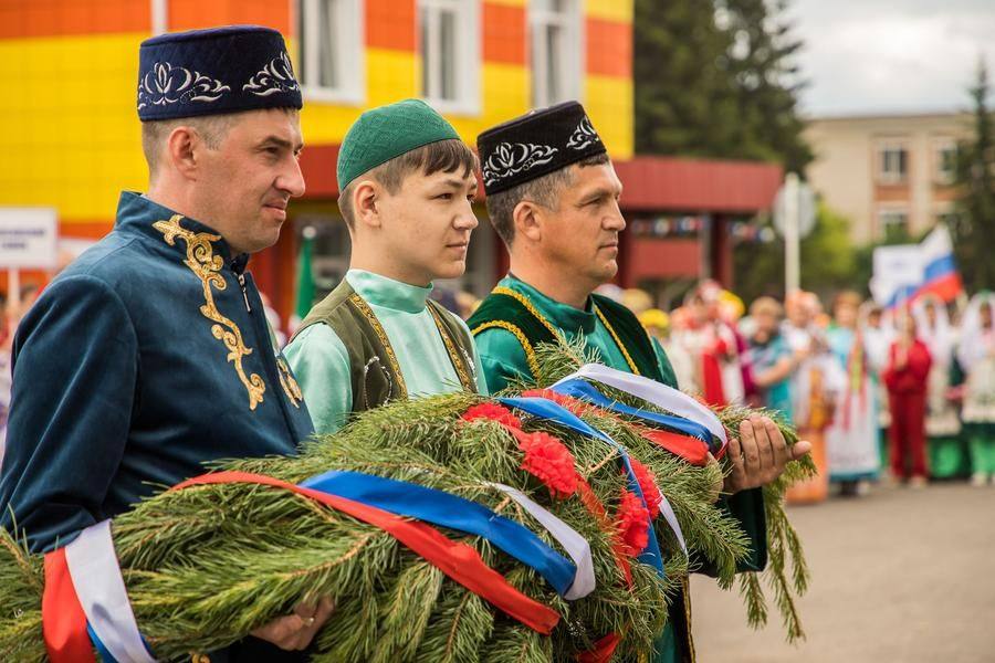 Перед самым монументом объявляется минута молчания