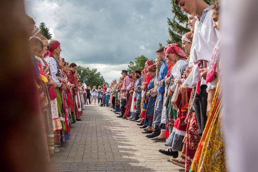 Тротуарная плитка помогает построиться в ровные шеренги