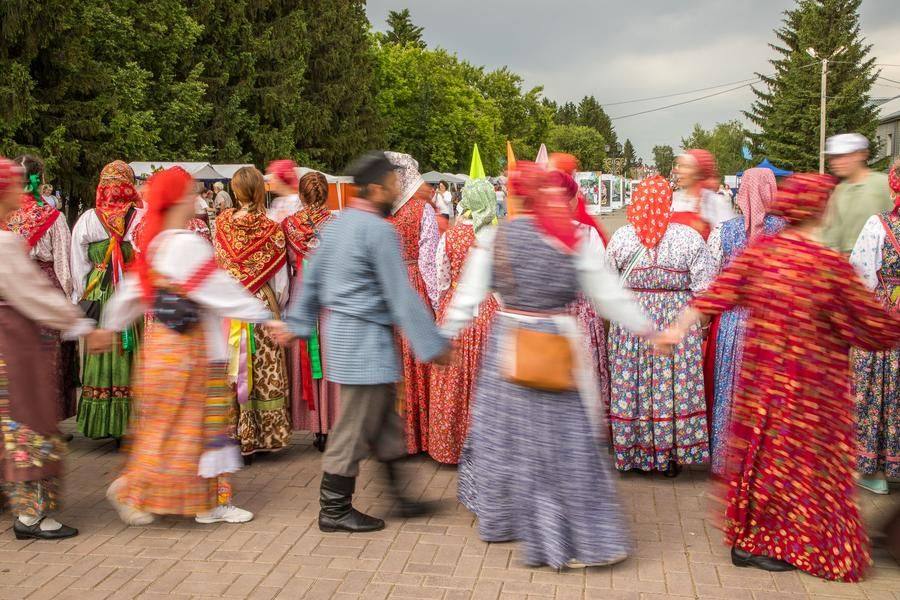 Основное хороводное действо состоится завтра на залитой солнцем поляне