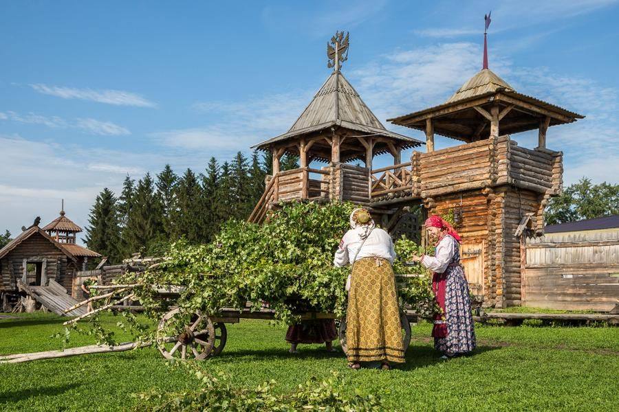 Наступает утро воскресенья — праздник Троицы по церковному календарю
