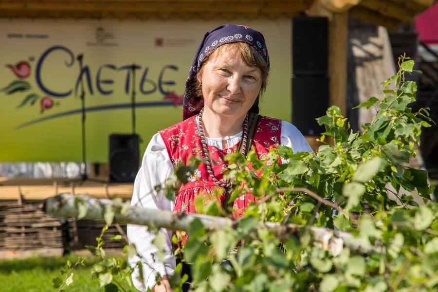 Участницы «Слетья» просто обязаны сплести венки, следуя древнему обычаю