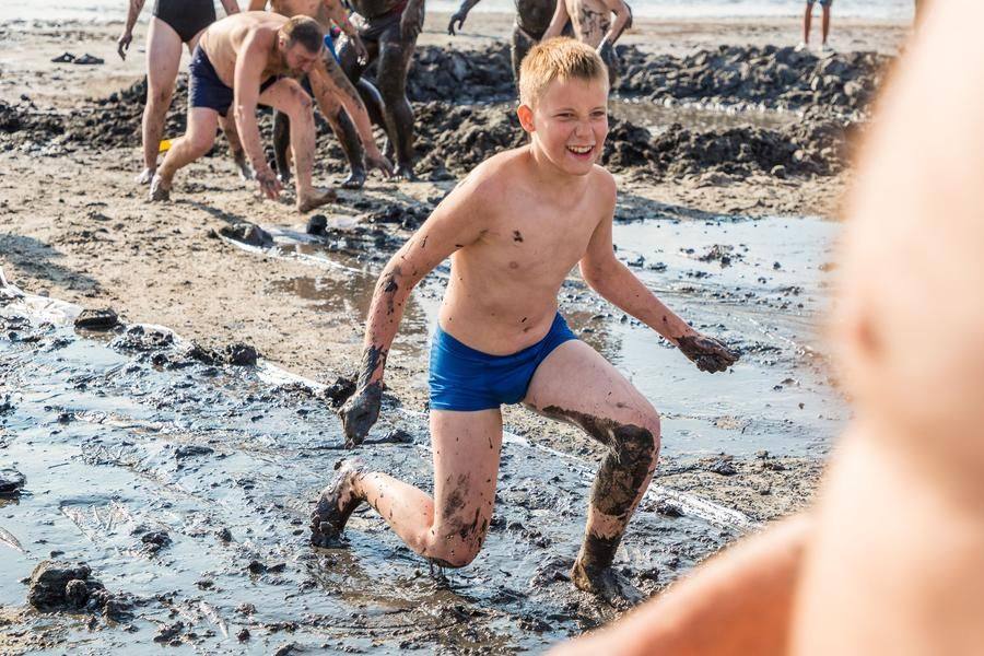 Можно на четвереньках, можно на коленках, можно другими внезапными способами