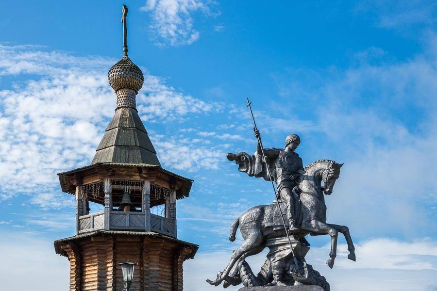 Через пару минут праздничный мелодичный звон слышен на всю округу