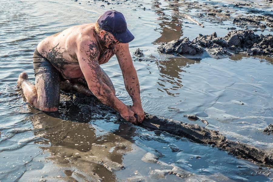 Проще говоря, нужно соединить грязевые дорожки с водоемом