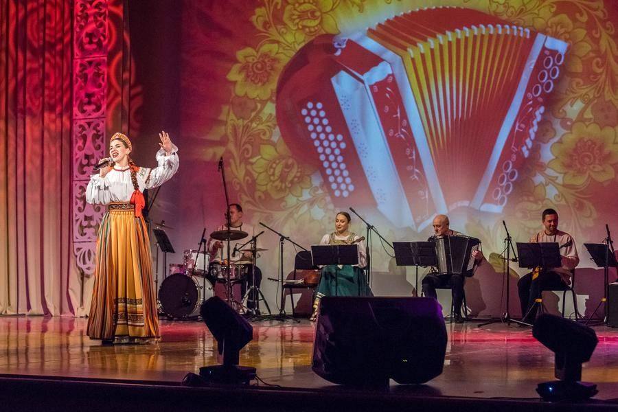 Все полтора часа в глубине сцены играет оркестр: звучит «Девичья гармонь»…
