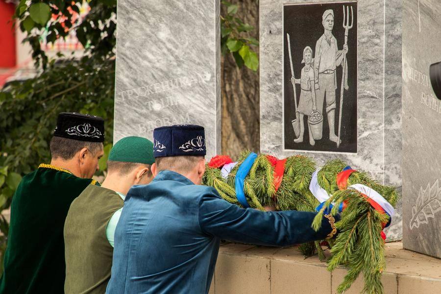 Возложение гирлянды — традиция Сабантуя в нашем регионе