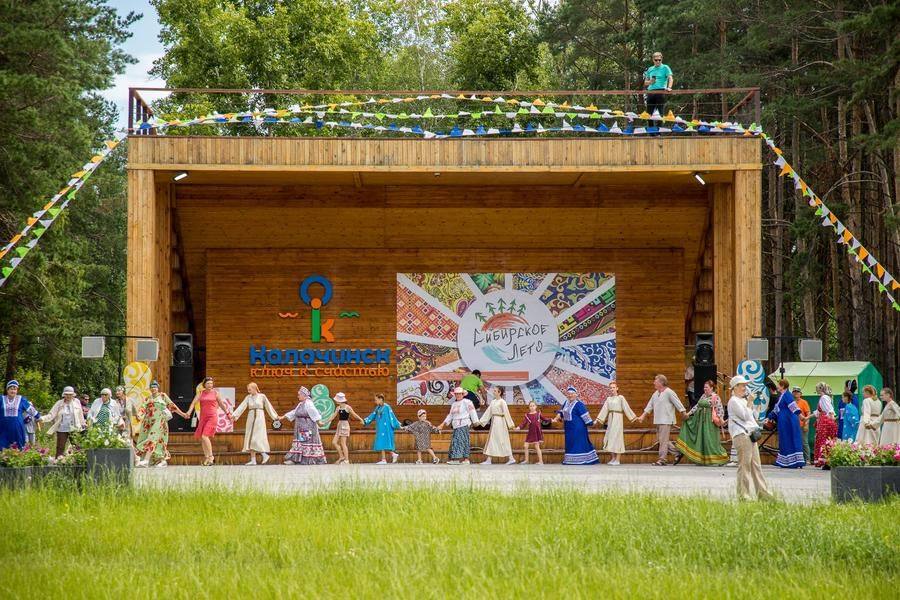 Многие из тех, кто сейчас взялись за руки, через пару часов выйдут на сцену