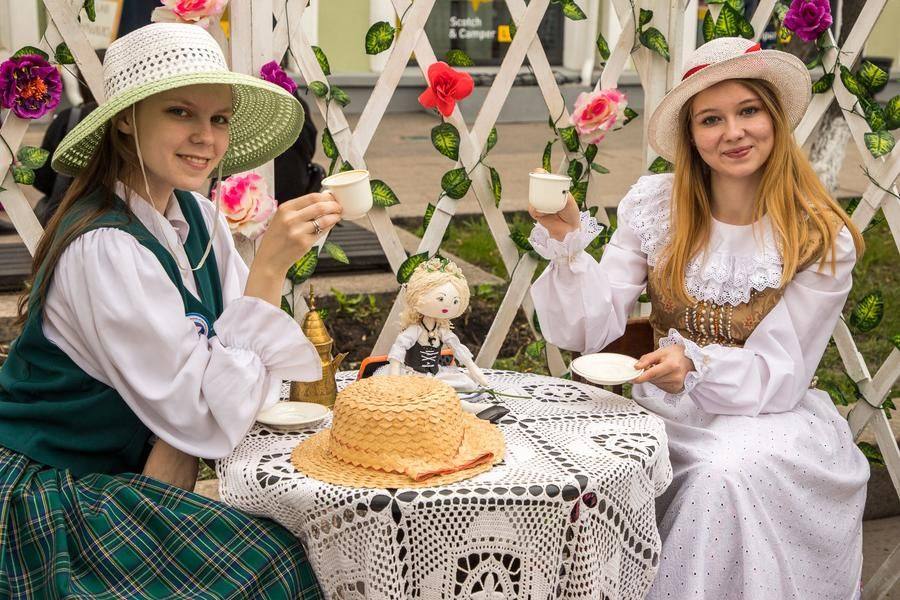 Еще через сто метров встречаем фотозону «Кофейня» Западного городка