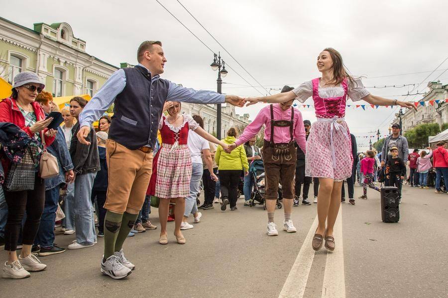 Прямо на мостовой — спонтанная танцплощадка под немецкую народную музыку