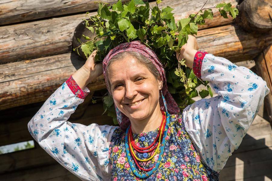 Венок оживляет яркий народный костюм