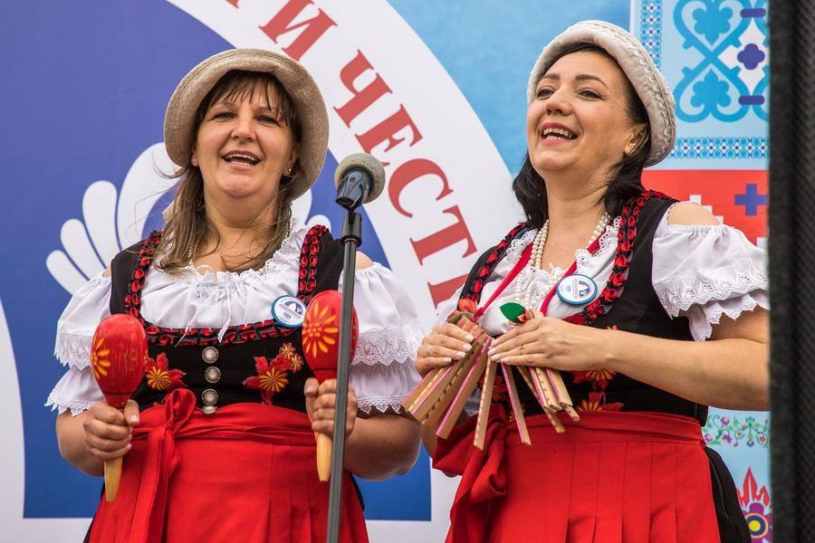 …пока зажигательные фольклорные песни исполняет коллектив Nachtigall