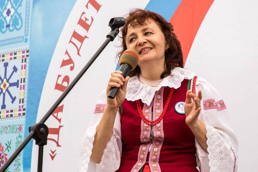 Лирическую ноту к программе добавляет вокалистка польского культурного центра