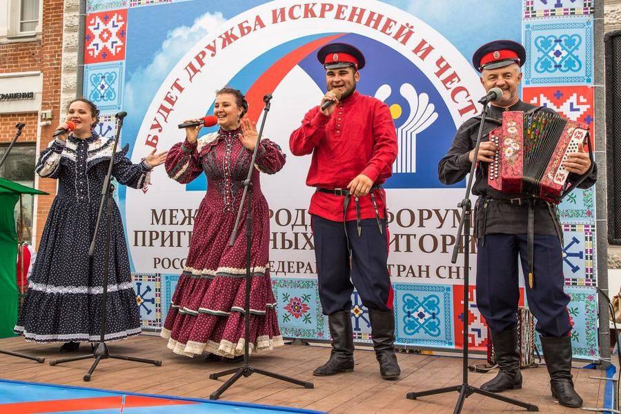 Казачий ансамбль в Западном городке смотрится необычно, но аудитории очень нравится