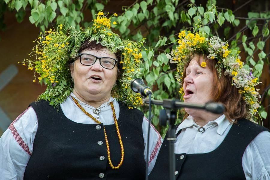 Завершая каждую песню, они восклицают: «Лиго!»