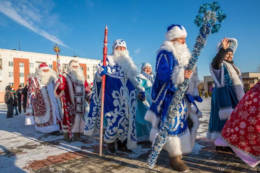 Кстати, в колонне — сотрудники сфер культуры и молодежной политики