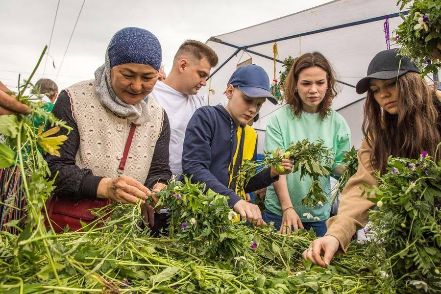 Ажиотаж вызывает площадка по плетению венков