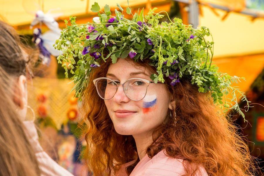 Кажется, это лучший головной убор для девушек в День России!