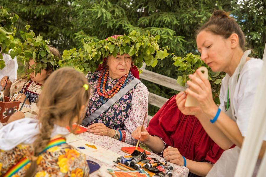 Дощечек хватит всем, умение рисовать не требуется, и у всех обязательно получится