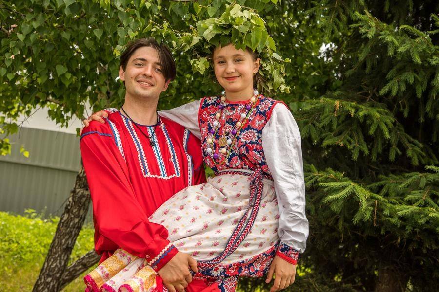 Эх, почему эти улыбчивые молодые люди не стали героями вчерашней свадьбы?