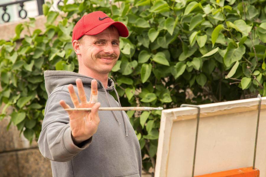На проспекте работает художник Михаил Максимов из Каргополя Архангельской области