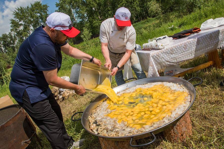 Тем временем на поляне у реки Большая готовят верещагу