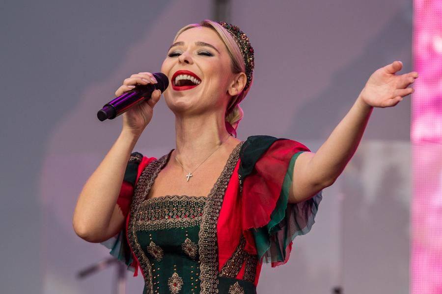 Многие песни — народные, и поэтому хорошо известны аудитории