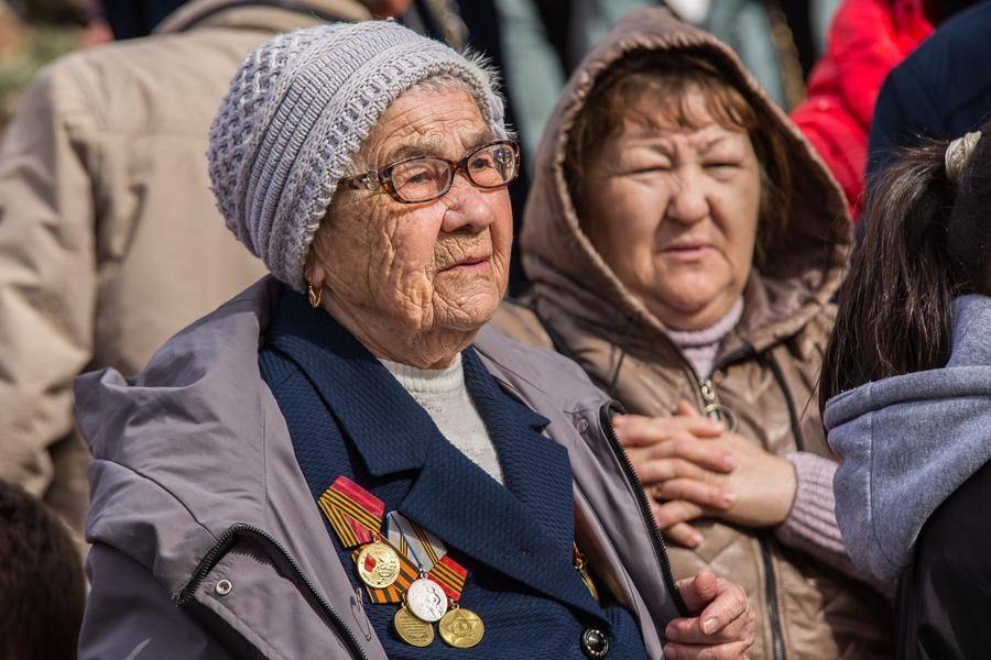 Внимательно слушают все: и молодежь, и люди в возрасте