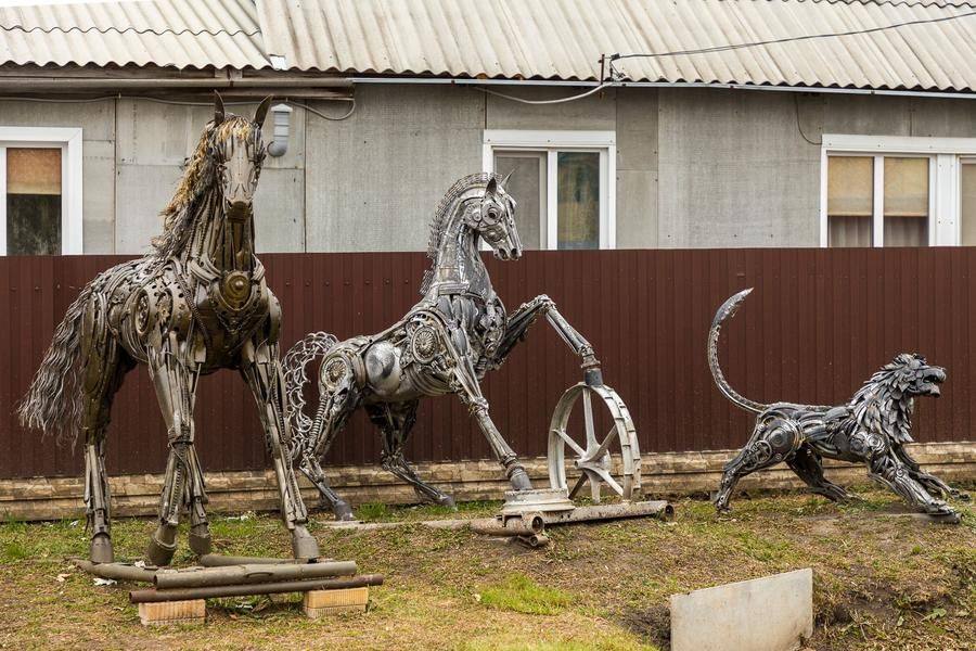 Одна из улиц украшена фигурами из запчастей автомобилей и сельхозтехники