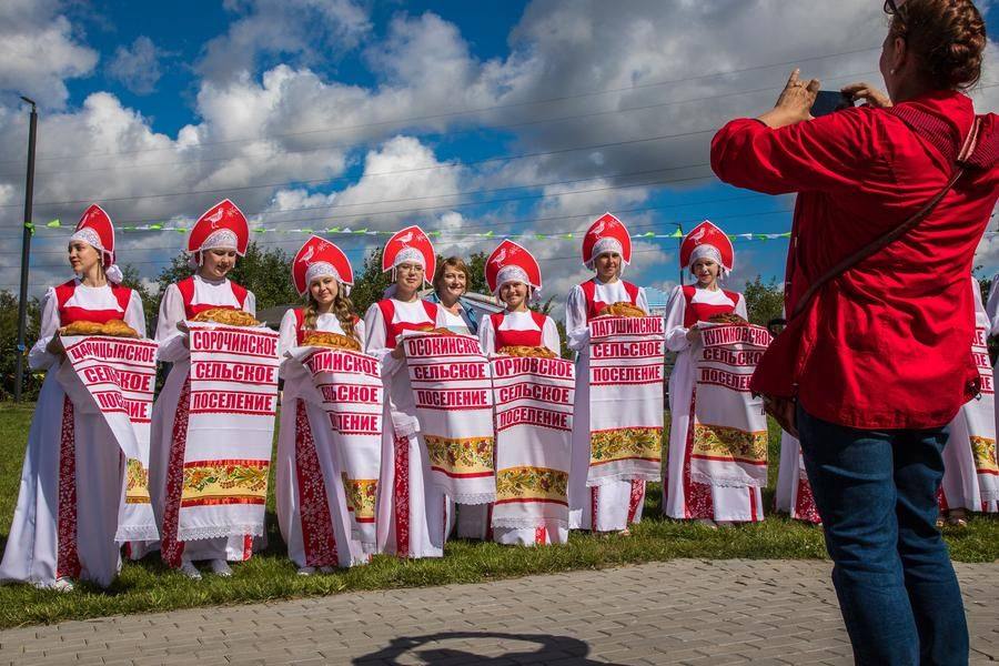Красавицы никому не отказывают в совместном фото