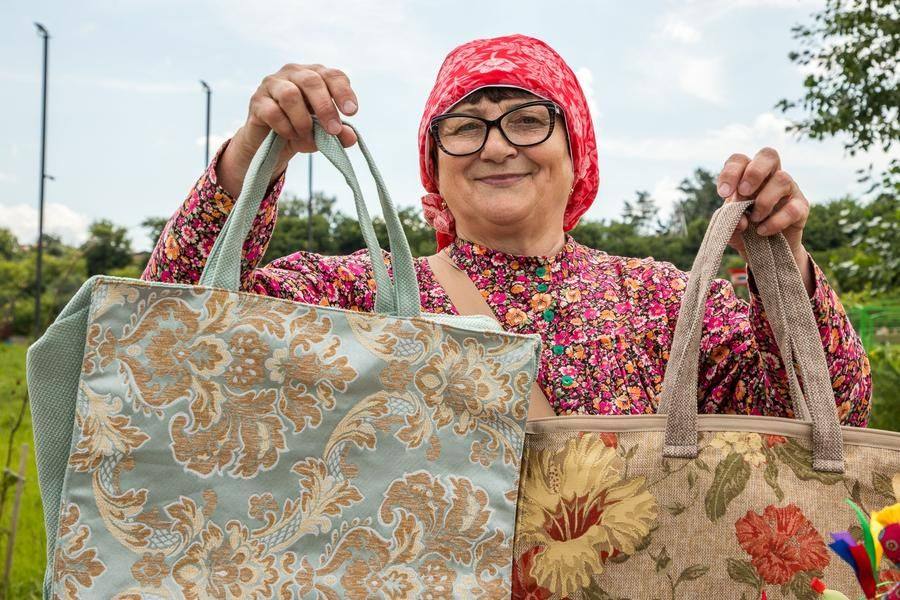 Вокруг расположились ярмарочные ряды: ремесленники расхваливают свой товар