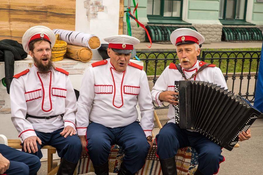 Работу интерактивных площадок этой части проспекта завершает ансамбль «Ермак»