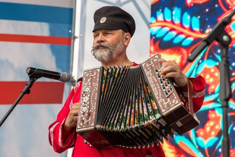 На главной сцене солирует инструменталист Александр Селюн