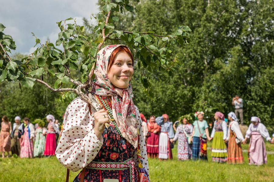 И вот стартуют Большие сибирские хороводы!