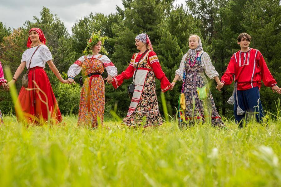 Живописная поляна — идеальное место для народных танцев